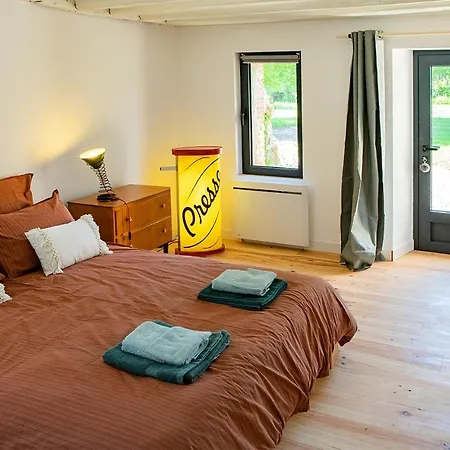 Le Chat Qui Perche. Gite Pour 6 Personnes. * La Haute Duquerie